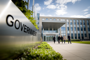 batiment-gouvernemental-entree-personnes-vegetation