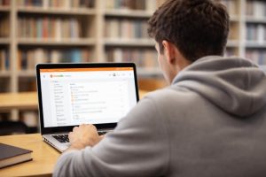 etudiant-ordinateur-bibliotheque-livres