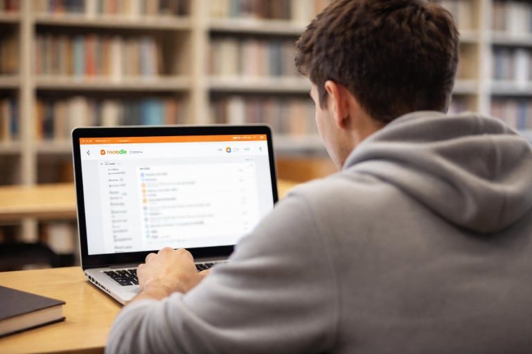 etudiant-ordinateur-bibliotheque-livres